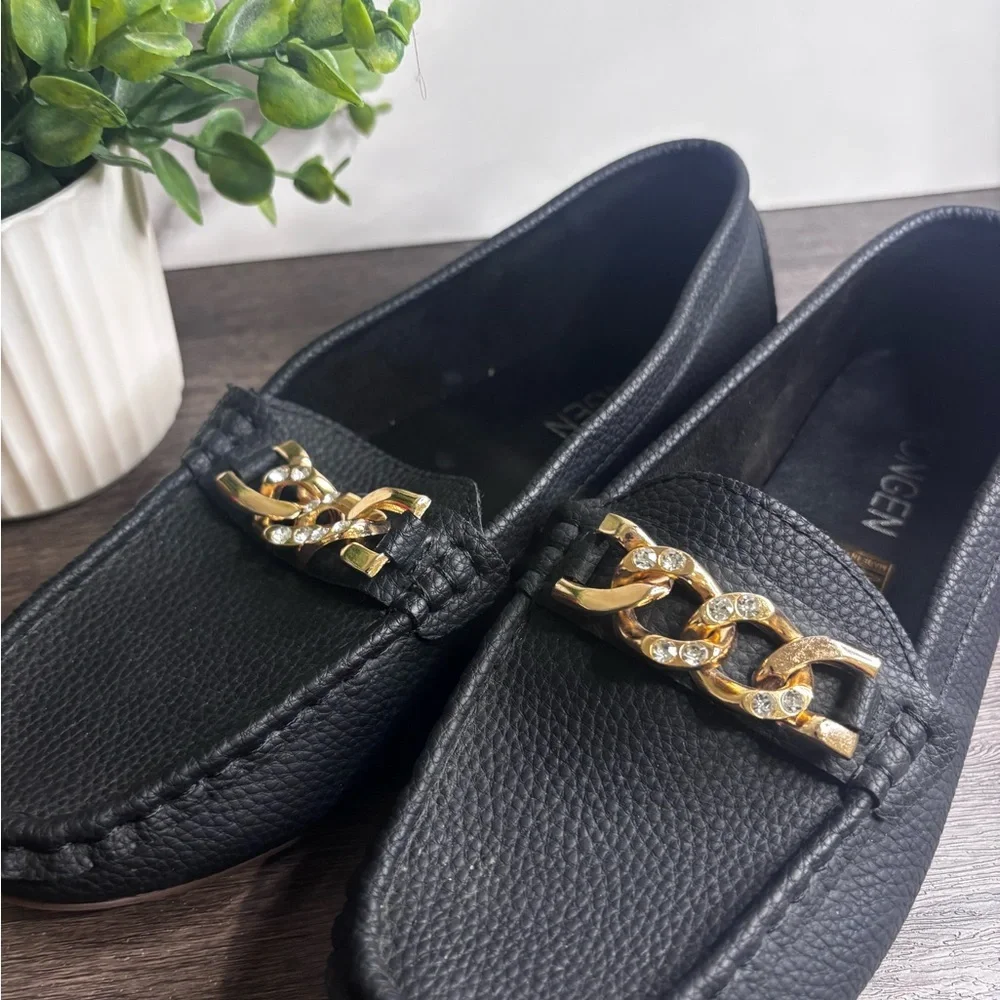 Chic Black Loafers with Gold Chain Detail - Picture 2 of 8